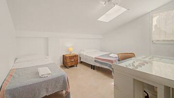 4 bedrooms, bed sheets