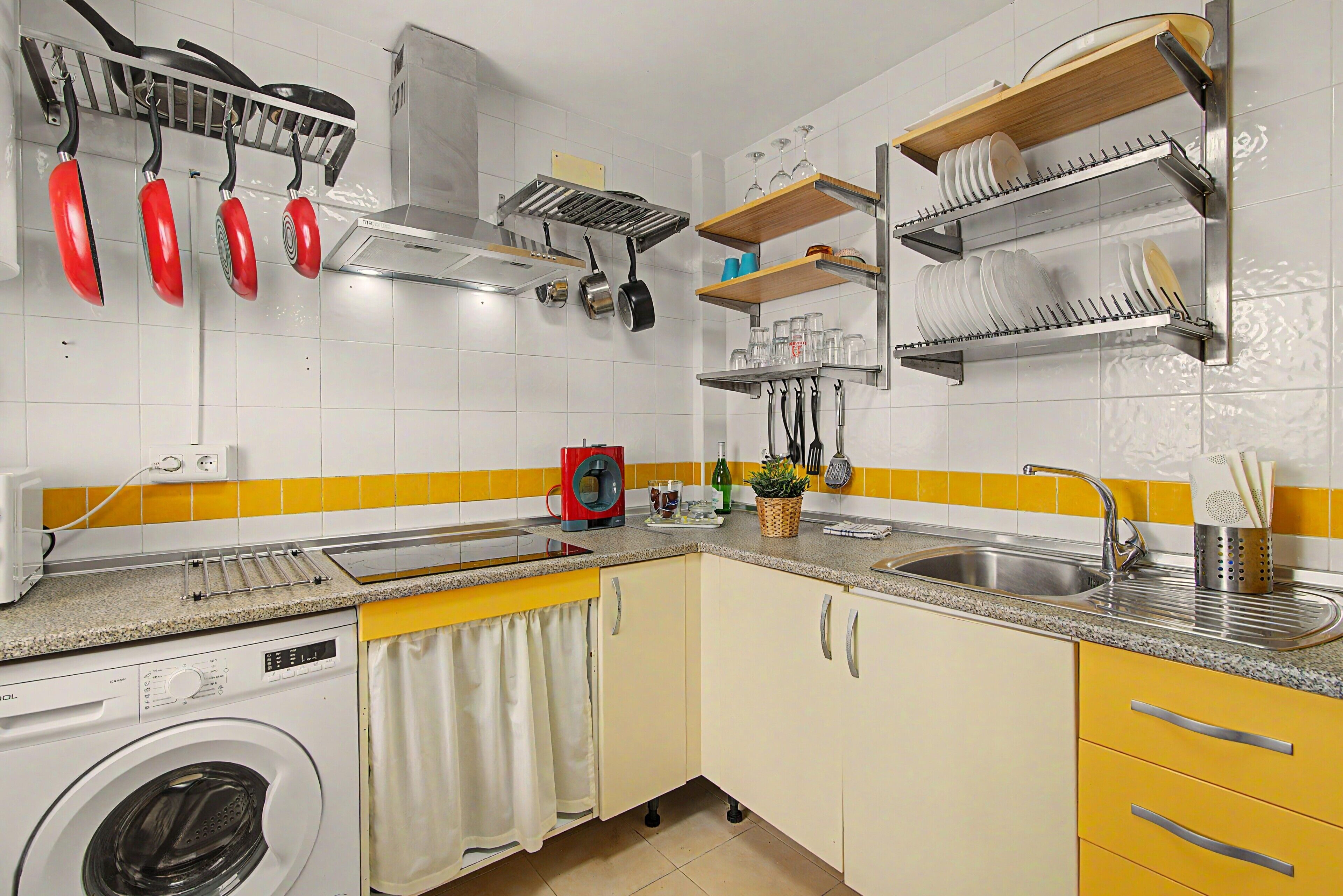 Cafetera/tetera, refrigerador, microondas, placa de cocina