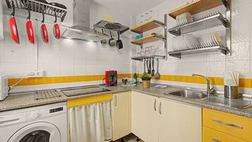Cafetera/tetera, refrigerador, microondas, placa de cocina