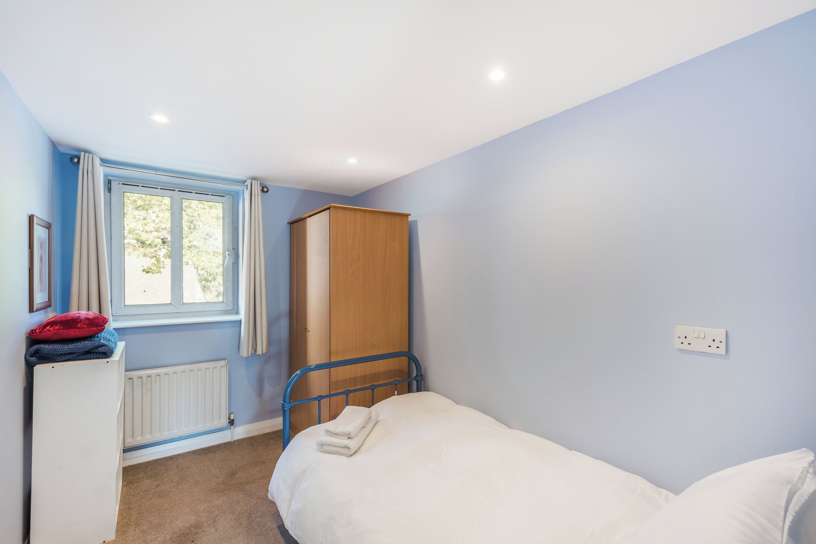 4 bedrooms, iron/ironing board, travel cot, Internet