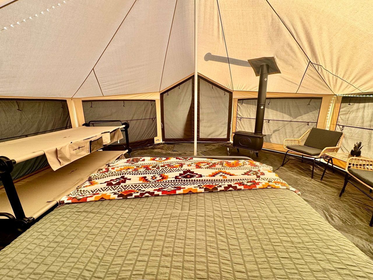 1 bedroom, bed sheets
