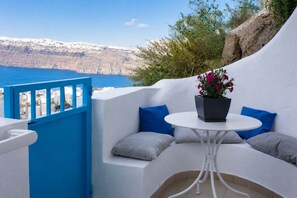 A white outdoor seating area with a view of the sea and cliffs. - Santo Cave, Santorini Suite with SeaViews (Akrotiri)