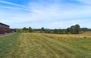 Ein grünes Feld mit einem Gebäude im Hintergrund.