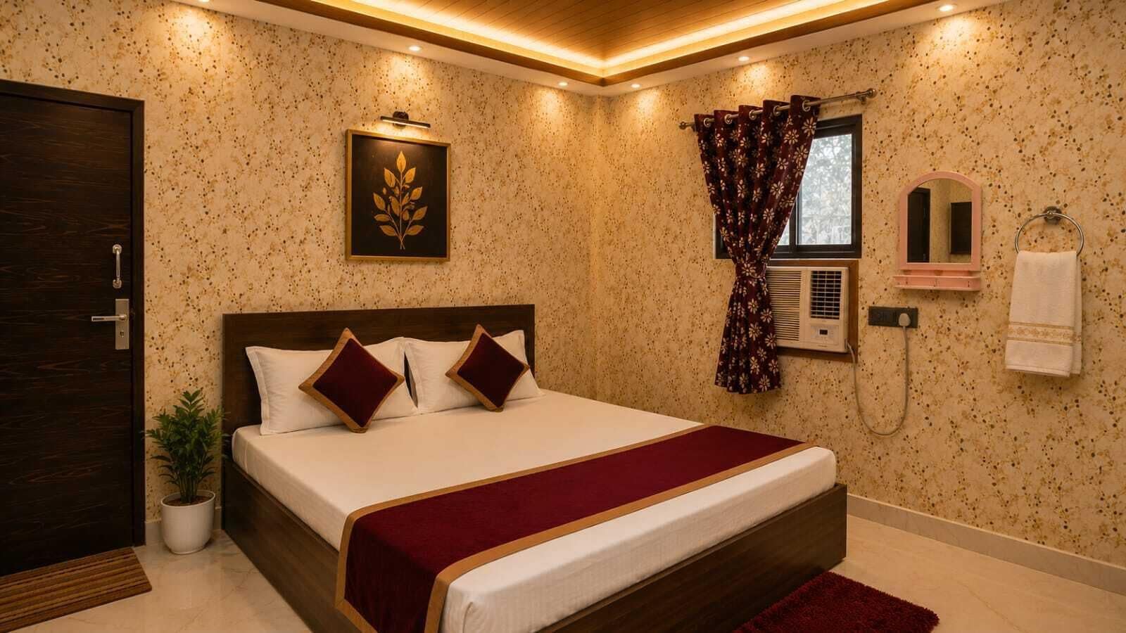 Quarto de hotel com cama, planta em vaso, ar condicionado na parede e janela com cortinas.