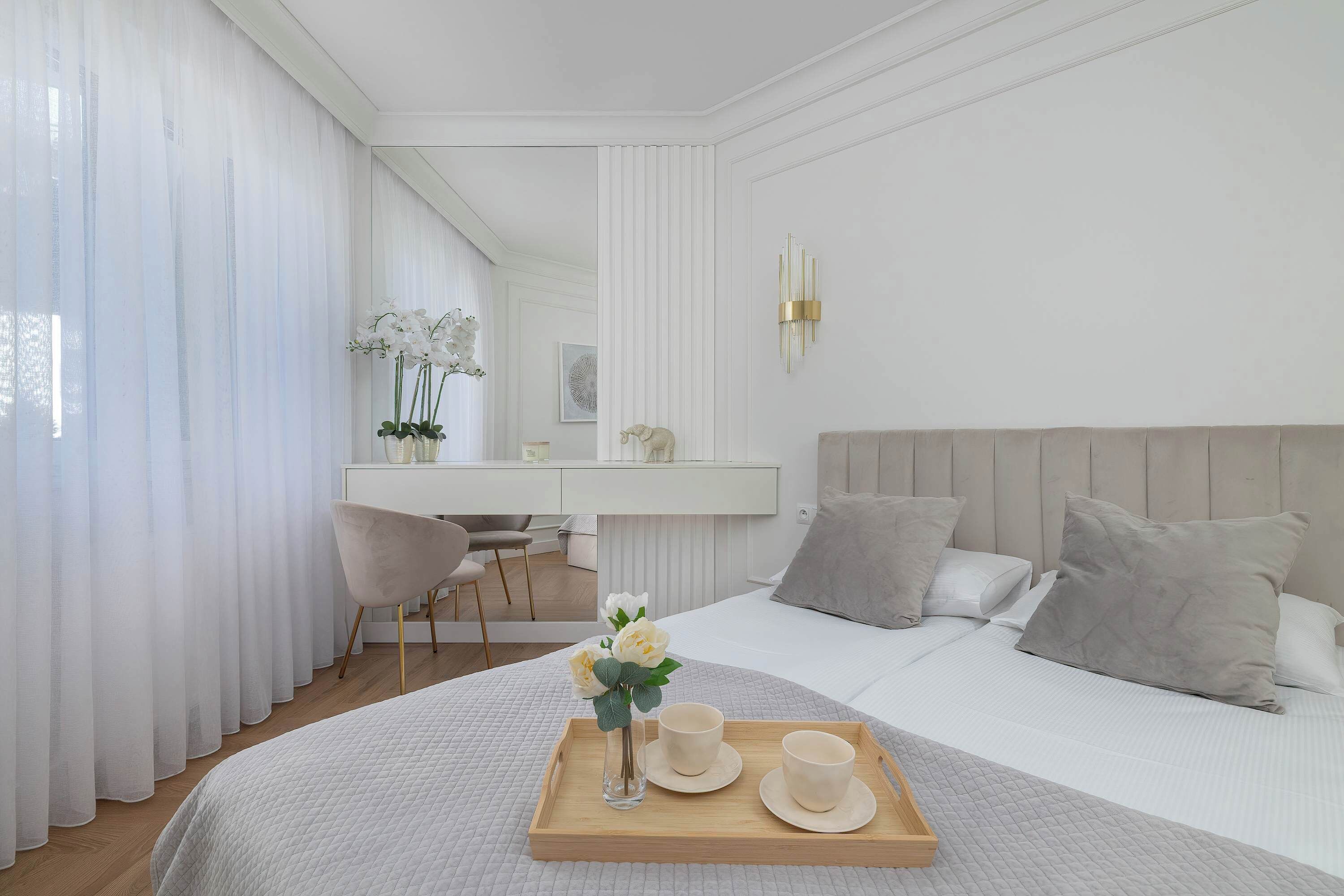 2 habitaciones, escritorio y tabla de planchar con plancha 