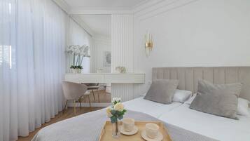 2 habitaciones, escritorio y tabla de planchar con plancha