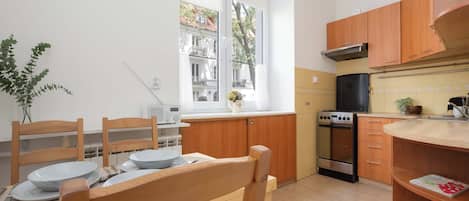 Refrigerador, horno, parrilla de estufa y tetera eléctrica