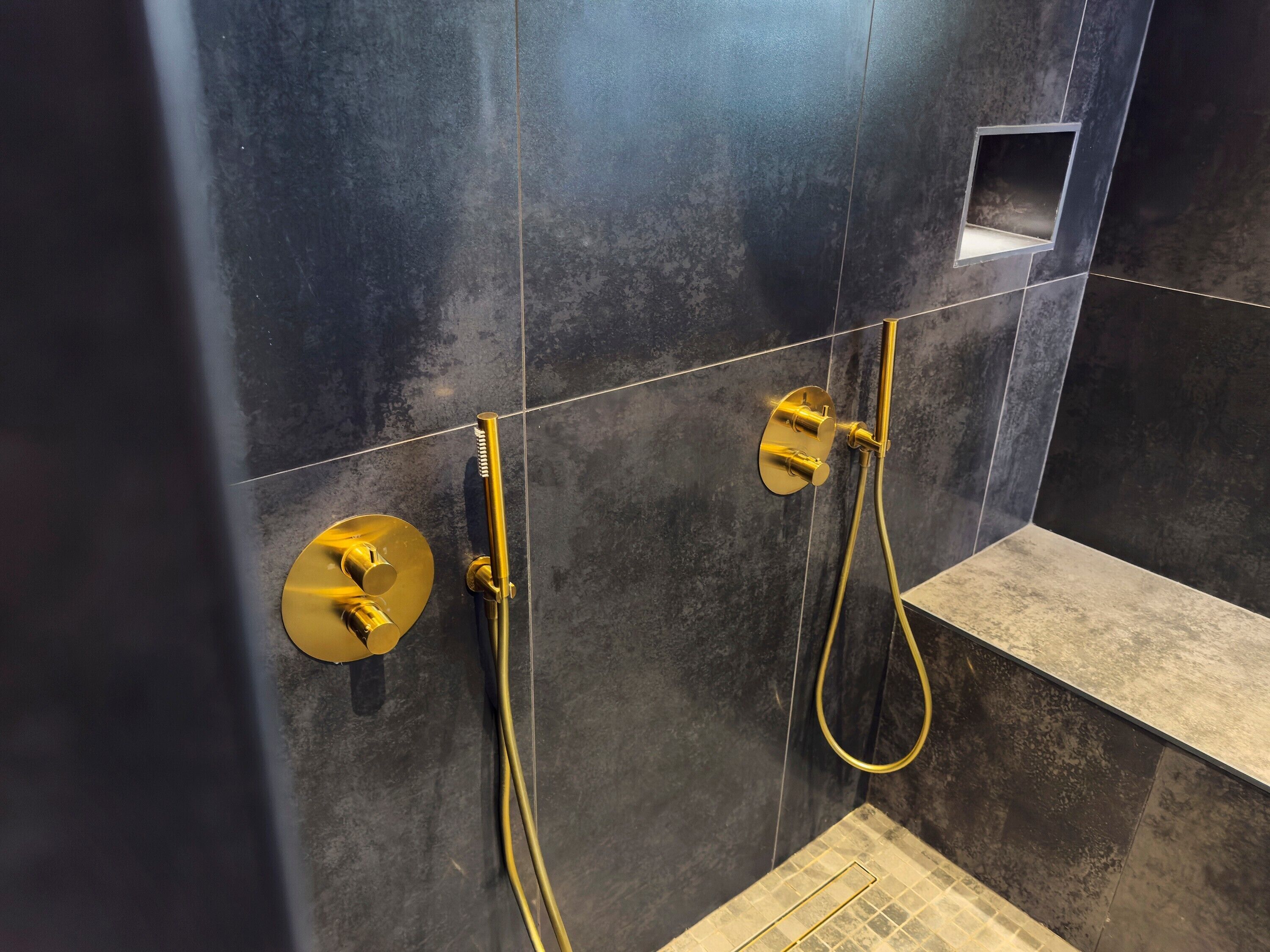 Douche, sèche-cheveux, serviettes fournies