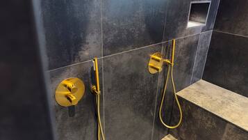 Douche, sèche-cheveux, serviettes fournies