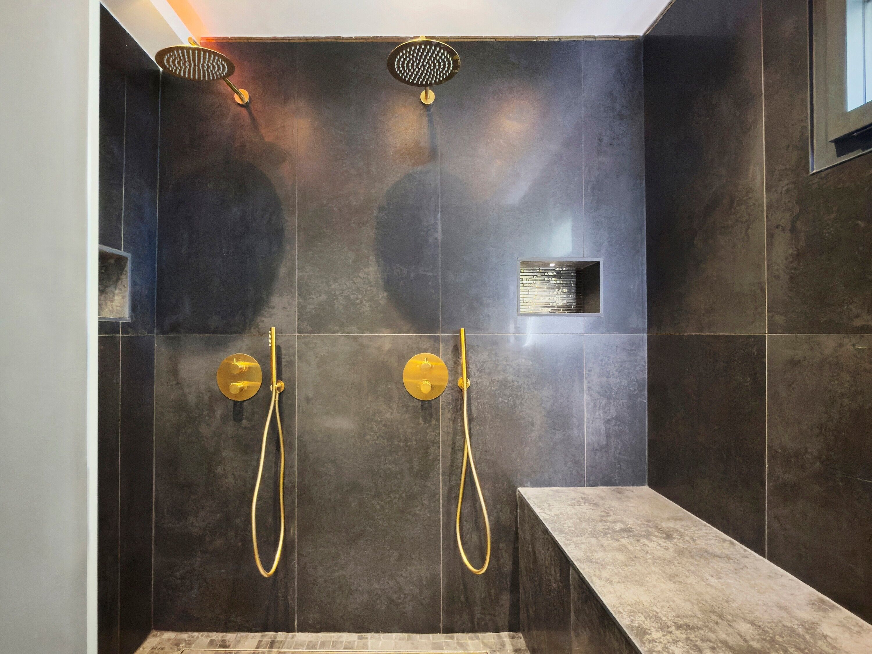 Douche, sèche-cheveux, serviettes fournies