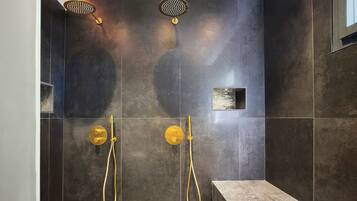 Douche, sèche-cheveux, serviettes fournies