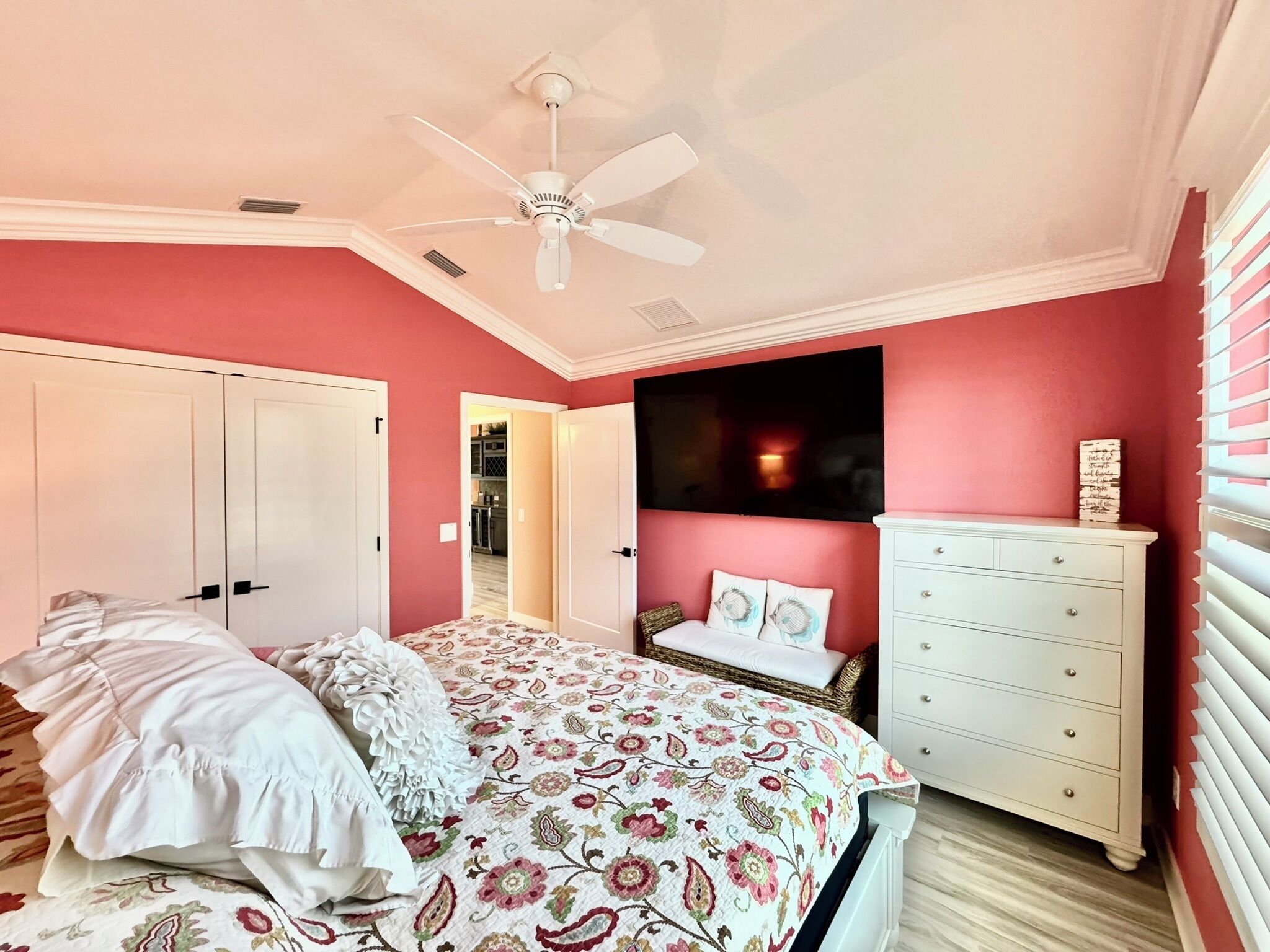 3 habitaciones, escritorio, tabla de planchar con plancha y wifi gratis 