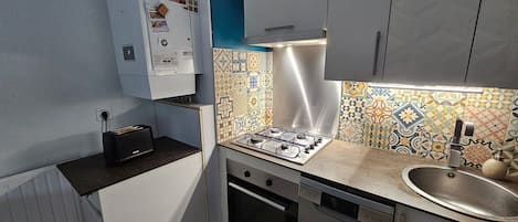 Cafetera y tetera, refrigerador, microondas y horno