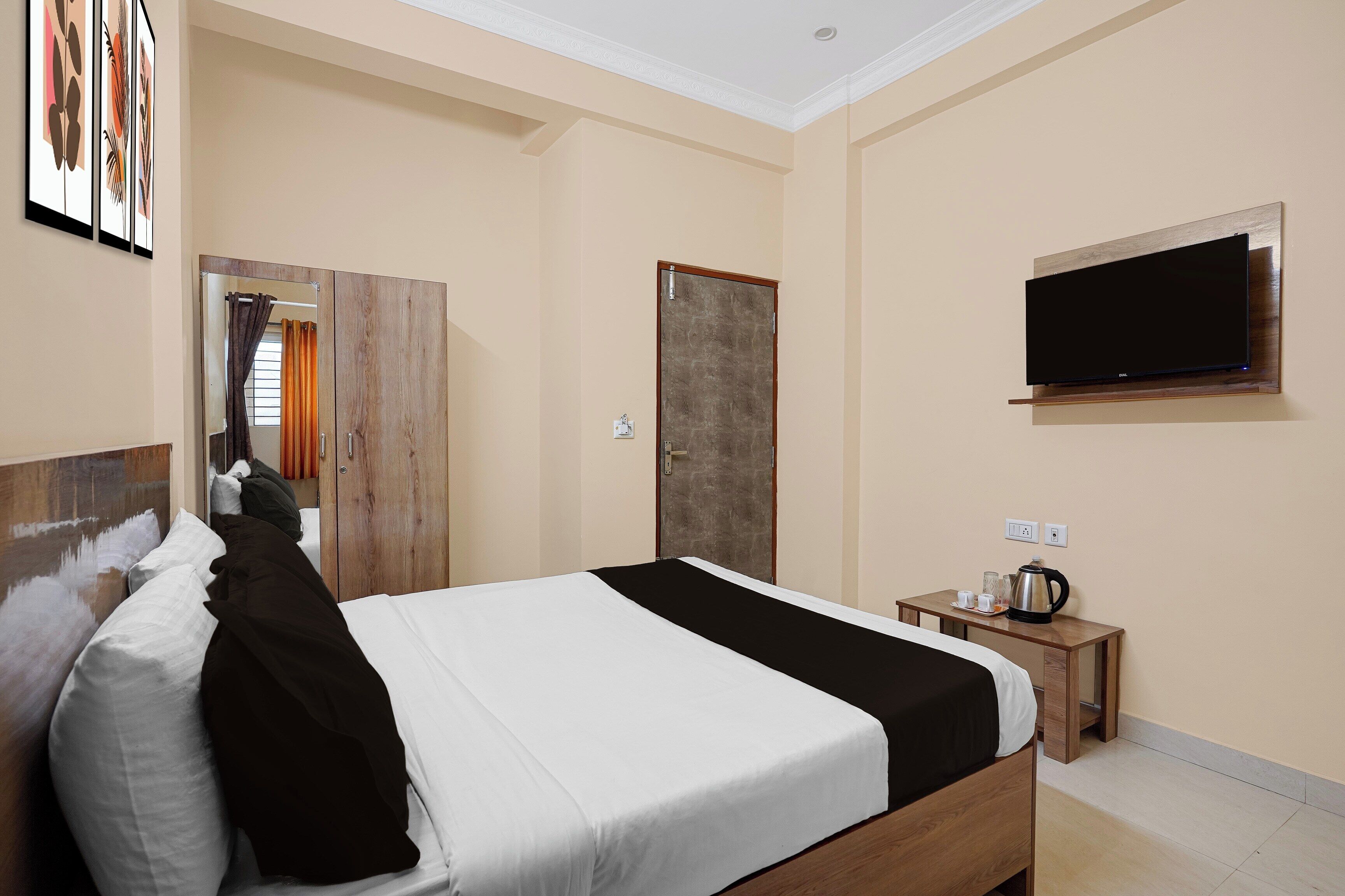 Escritorio, wifi gratis y ropa de cama 