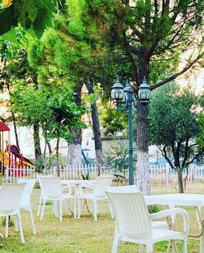 Outdoor dining - Hotel La Perla (Shengjin)