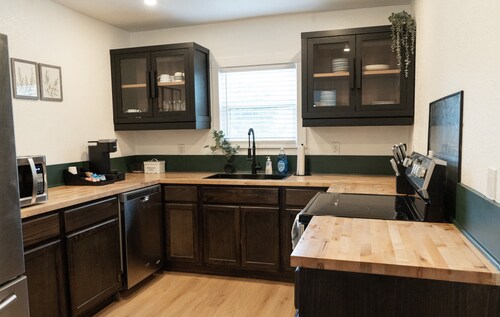 This home located in the Temple Historic District has recently been renovated and updated for a luxurious stay, while maintaining the aesthetic historical  vibe.