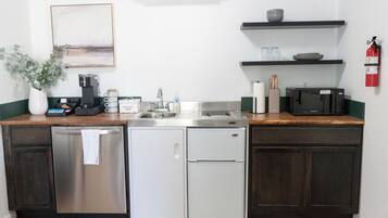Coffee/tea maker, microwave, stovetop, dishwasher