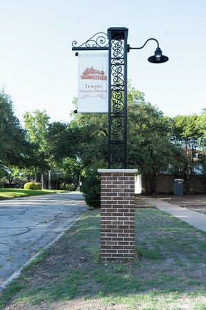 Un lampadaire avec une plaque indiquant le quartier historique de Temple.
