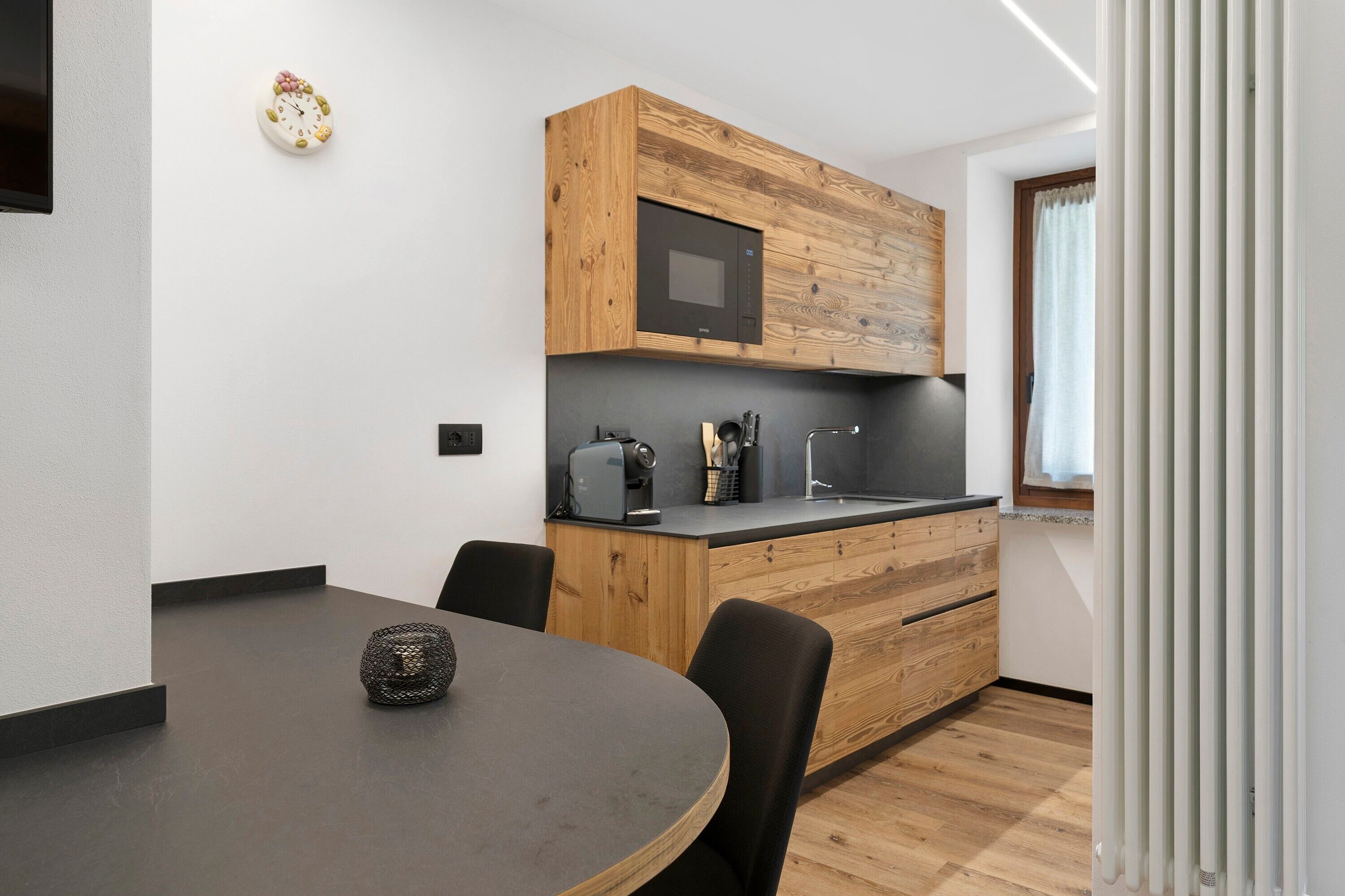 Wasserkocher mit Kaffee-/Teezubehör, Kühlschrank, Mikrowelle, Ofen