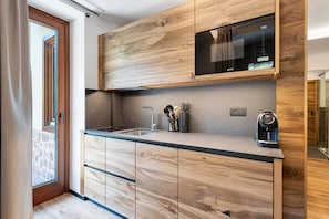 Coffee/tea maker, fridge, microwave, oven