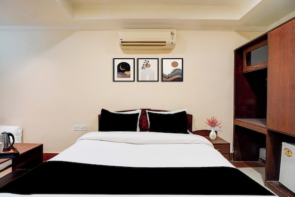 Classic Room | Desk, WiFi (free), bed sheets - Super Collection O Prayagraj Museum (Prayagraj)