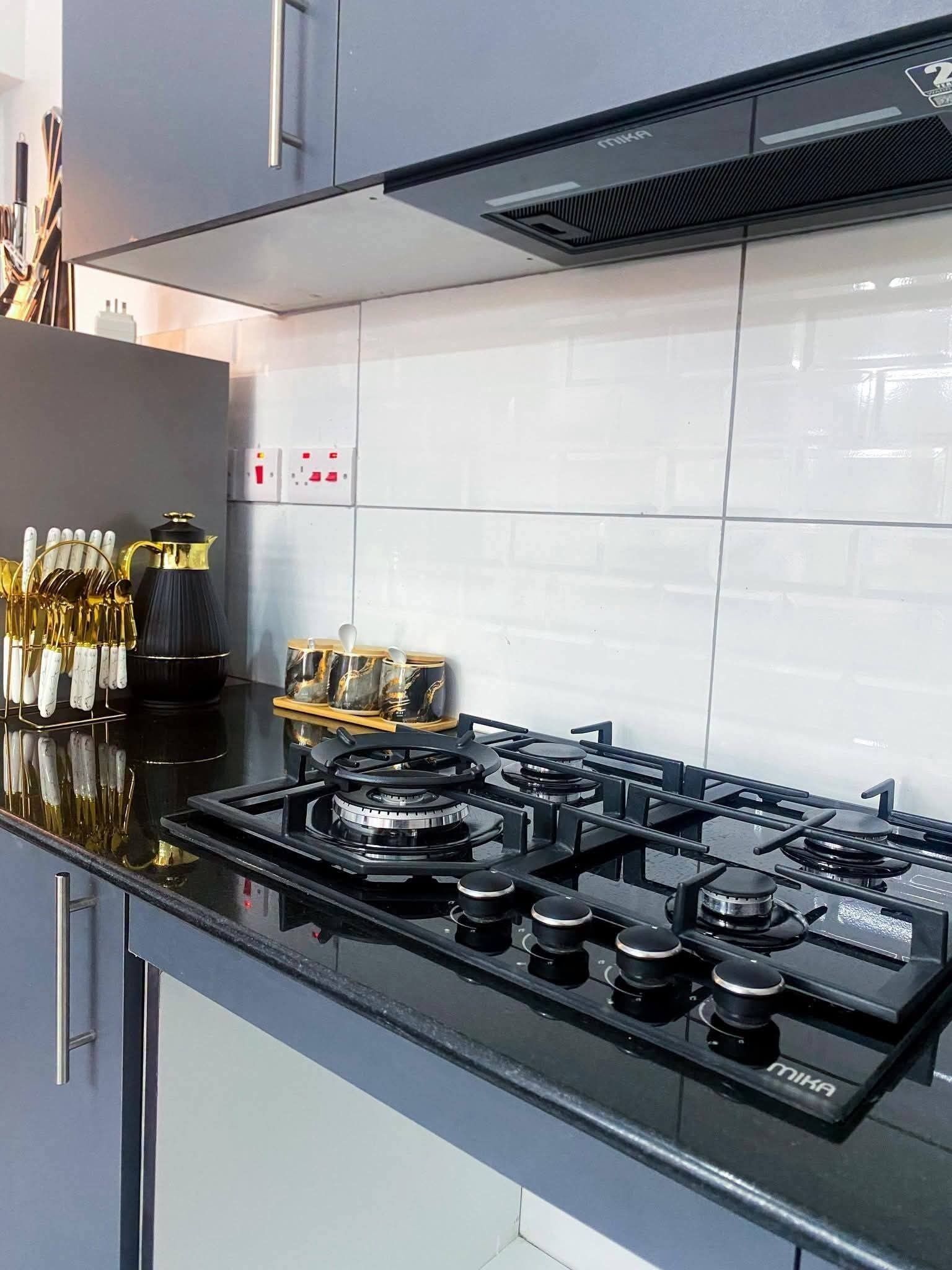 Refrigerador, microondas, lavavajillas, utensilios de cocina