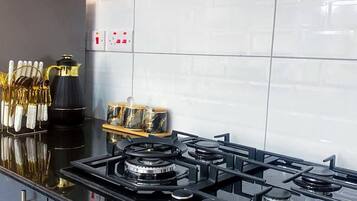 Refrigerador, microondas, lavavajillas, utensilios de cocina