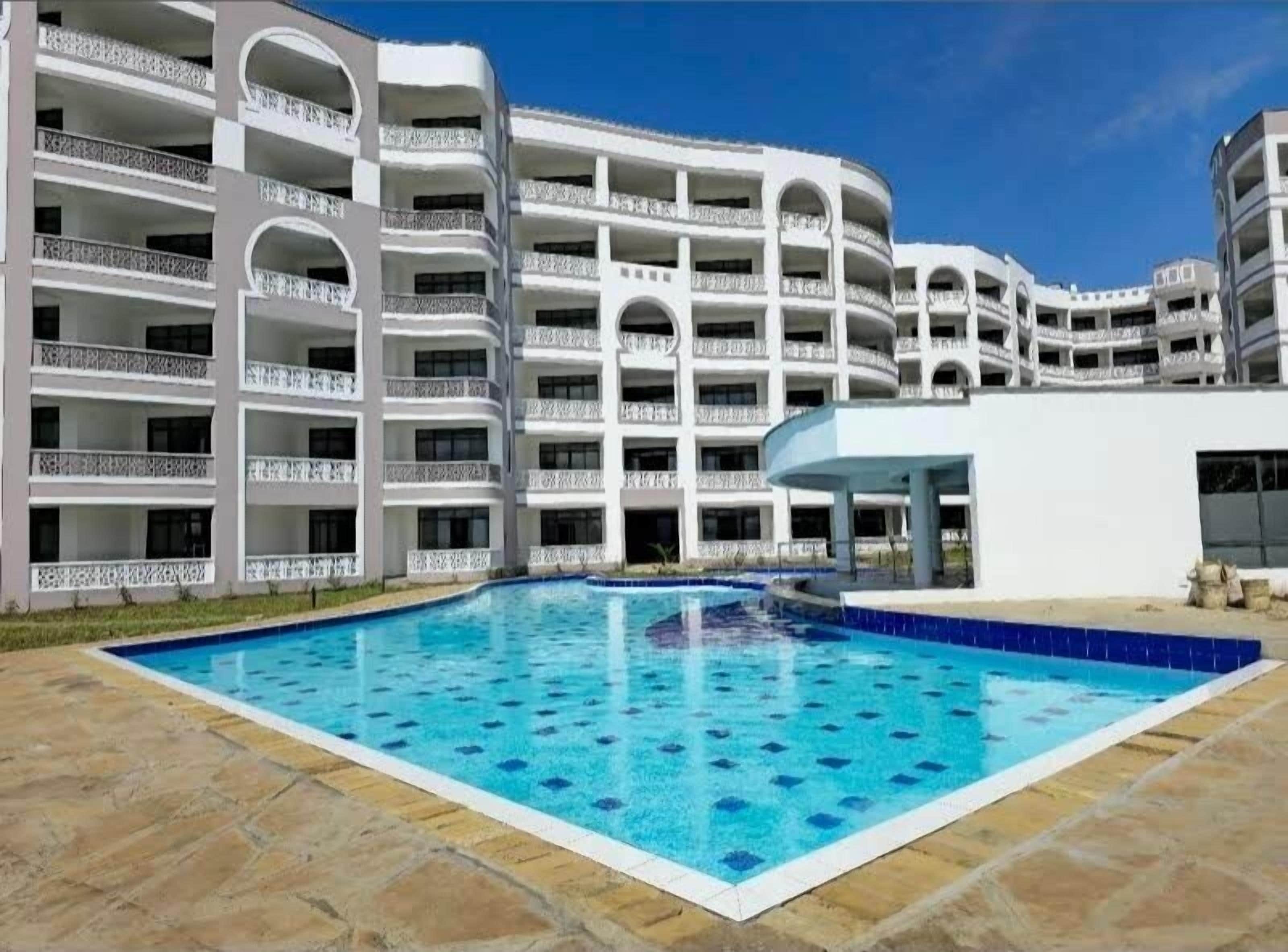 Una piscina al aire libre