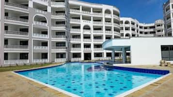 Una piscina al aire libre