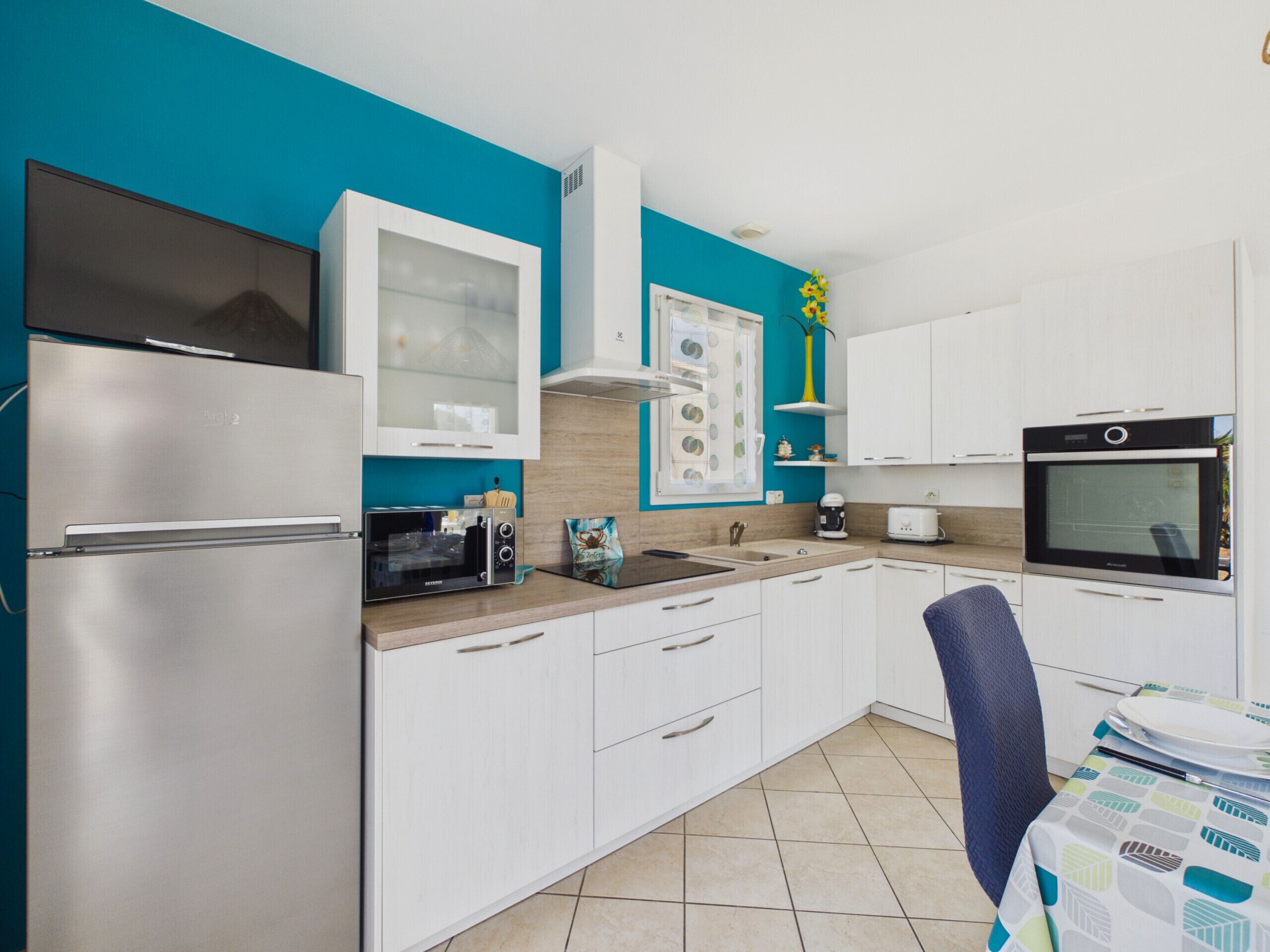 Coffee/tea maker, fridge, microwave, oven