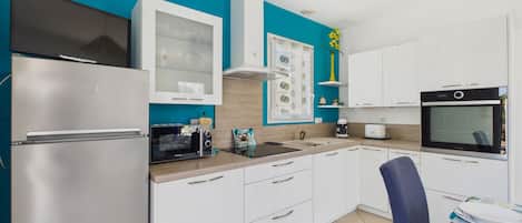 Cafetera y tetera, refrigerador, microondas y horno