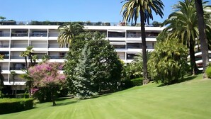 A well-maintained golf course with a building in the background. - Apartment 'Studio Cannes Gallia' (Cannes)