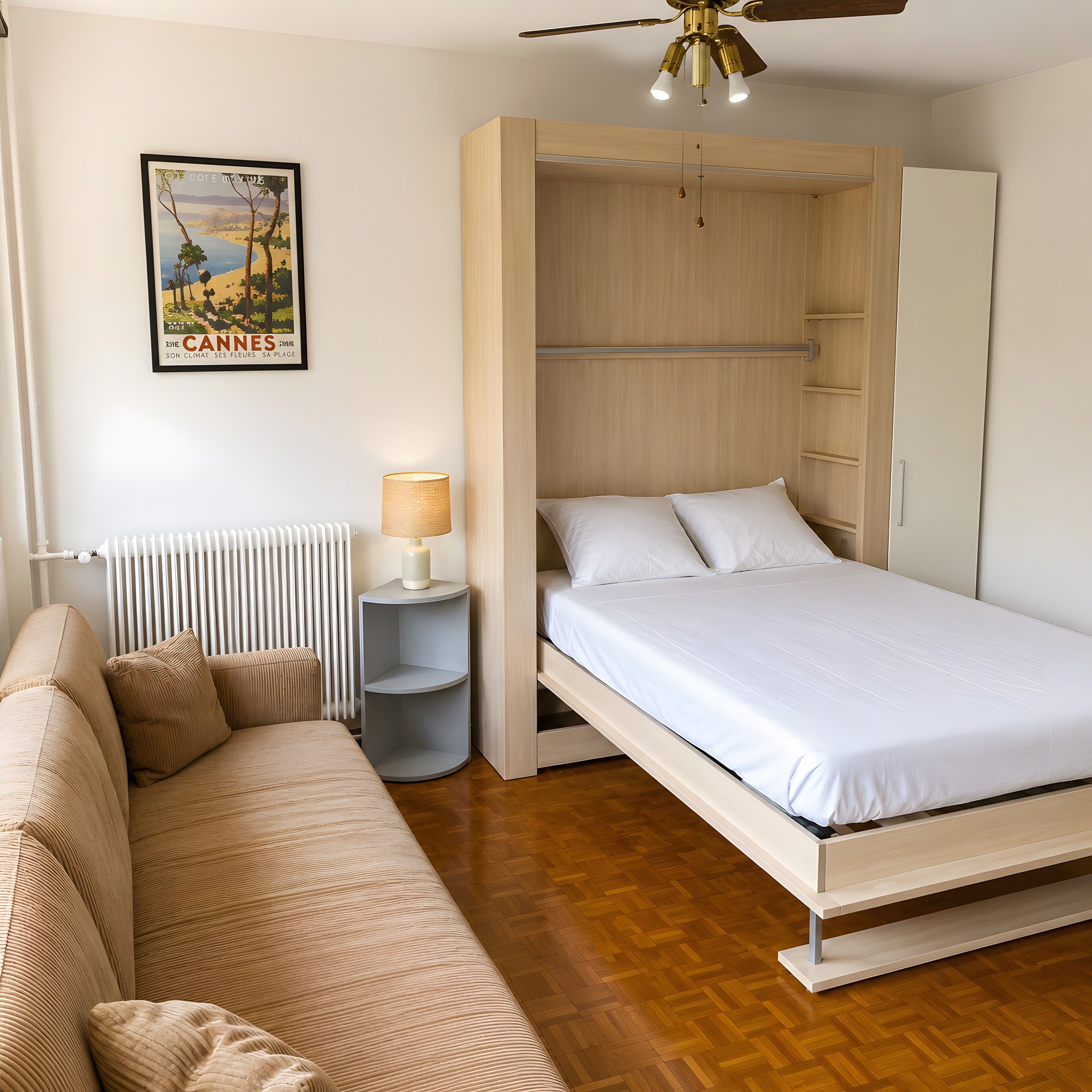 Une chambre à coucher avec un lit, une table de chevet avec une lampe, un radiateur, un tableau encadré au mur et un ventilateur de plafond.
