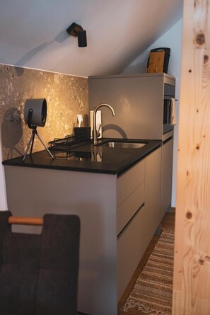 Coffee/tea maker, fridge, microwave, oven