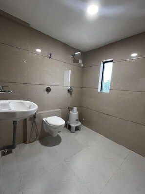 Shower, towels, soap, shampoo - Hotel SR Pride  (Nadiad)