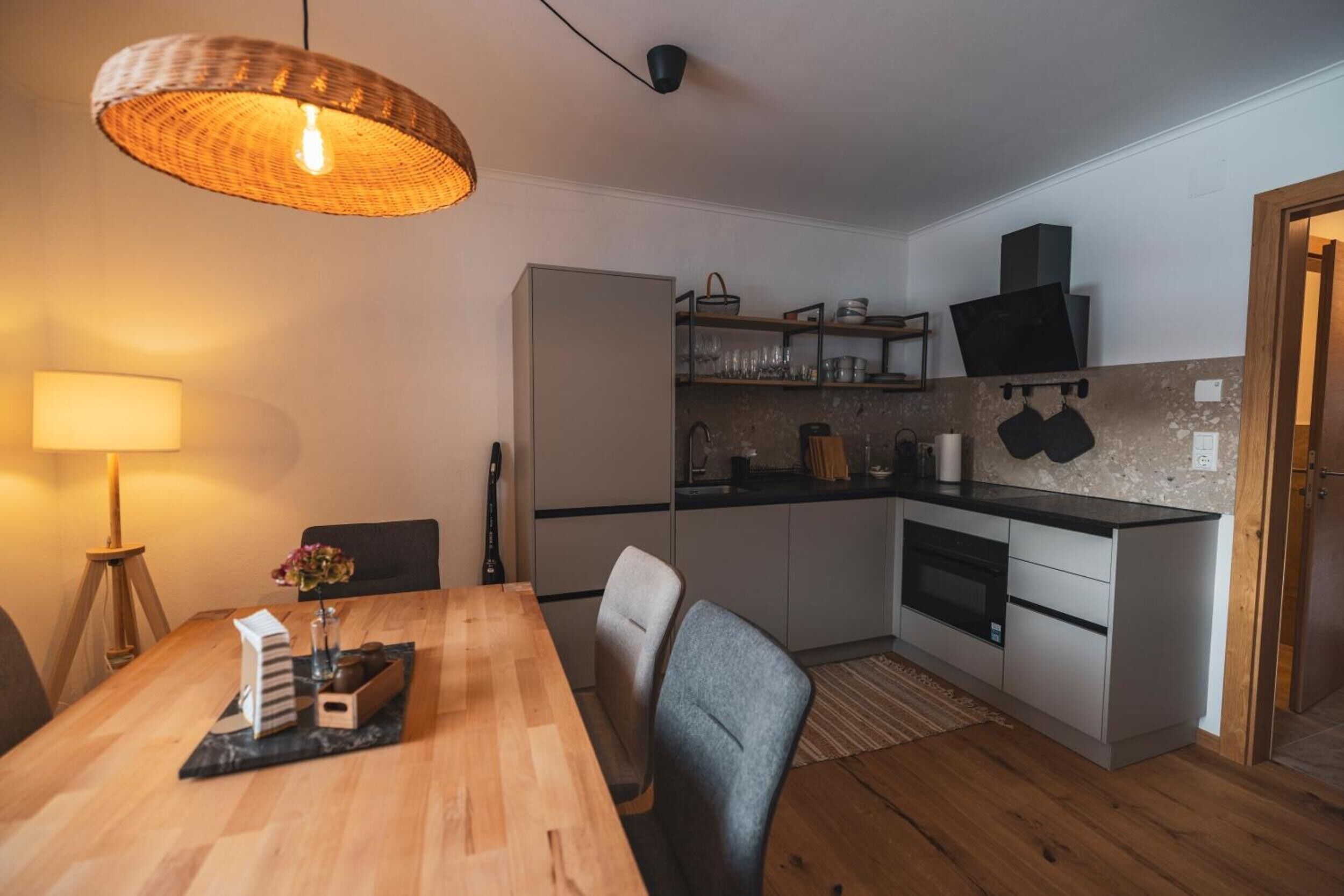 Wasserkocher mit Kaffee-/Teezubehör, Kühlschrank, Mikrowelle, Ofen