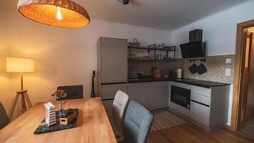 Wasserkocher mit Kaffee-/Teezubehör, Kühlschrank, Mikrowelle, Ofen