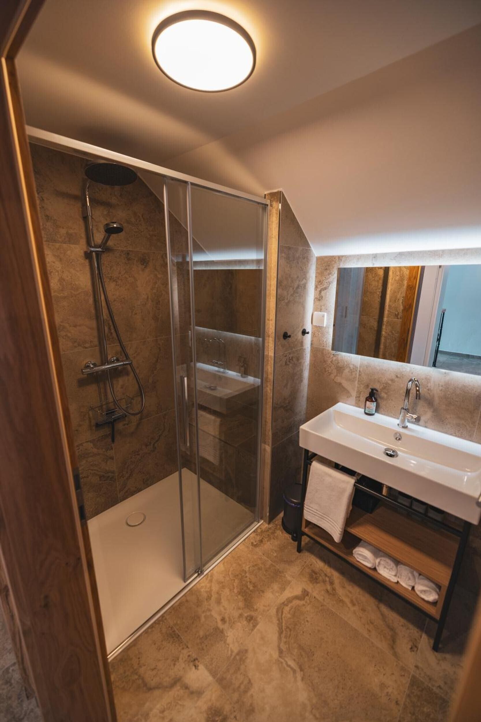 Dusche, Haartrockner, Handtücher