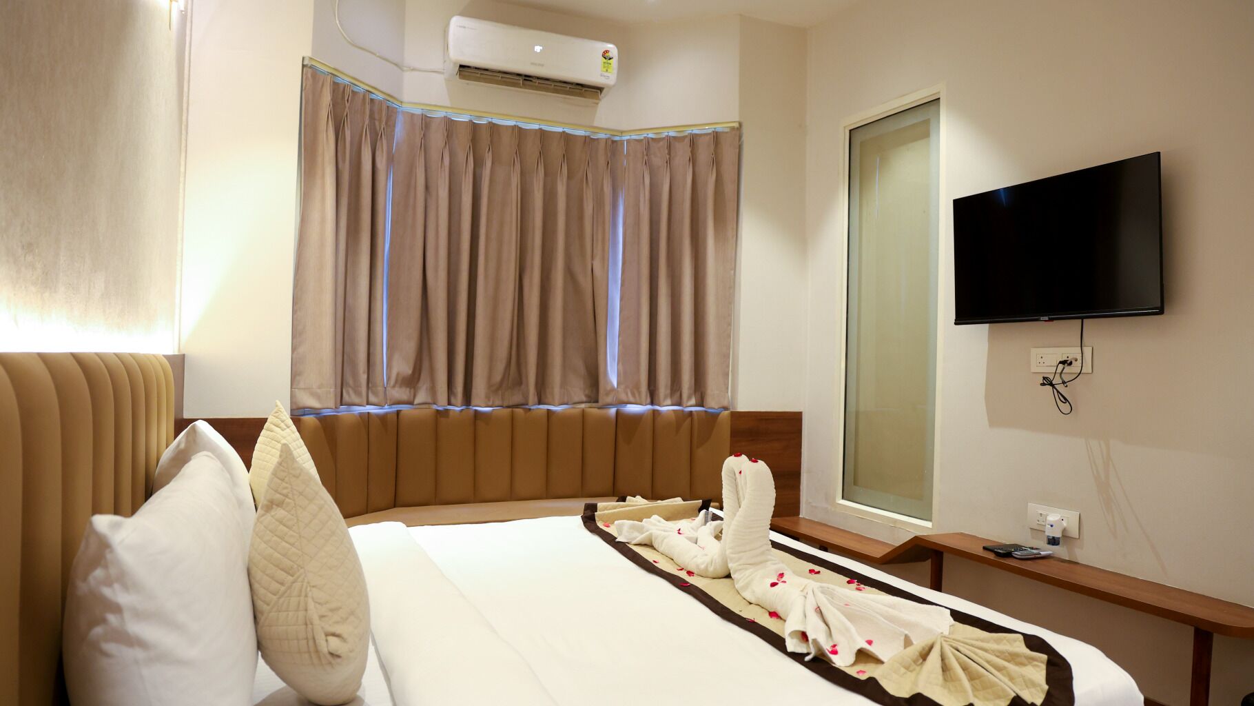 Luxury Double Room | In-room safe, iron/ironing board, free WiFi