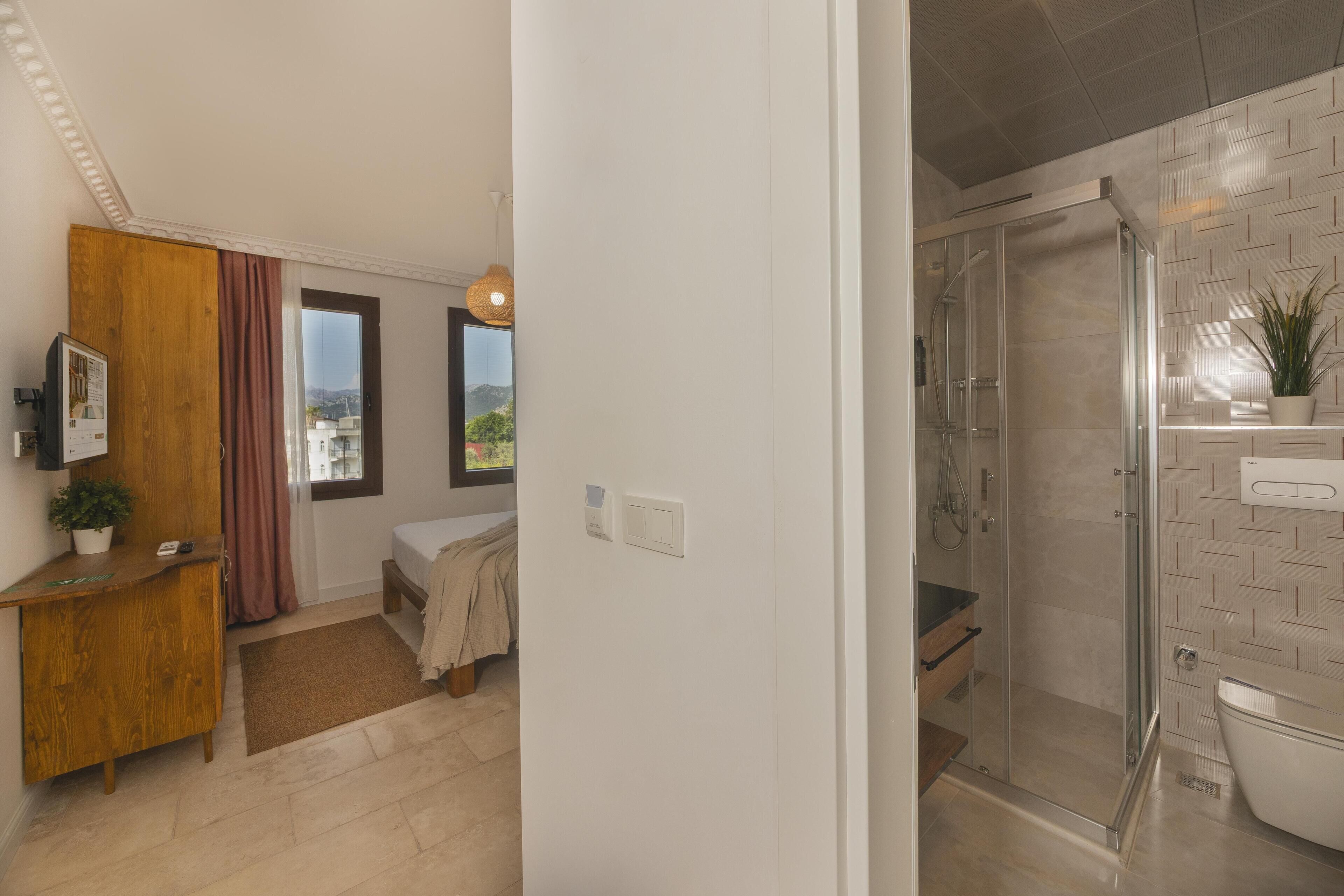 Hydas Classic Room | Badezimmer | Dusche, Haartrockner, Hausschuhe, Handtücher