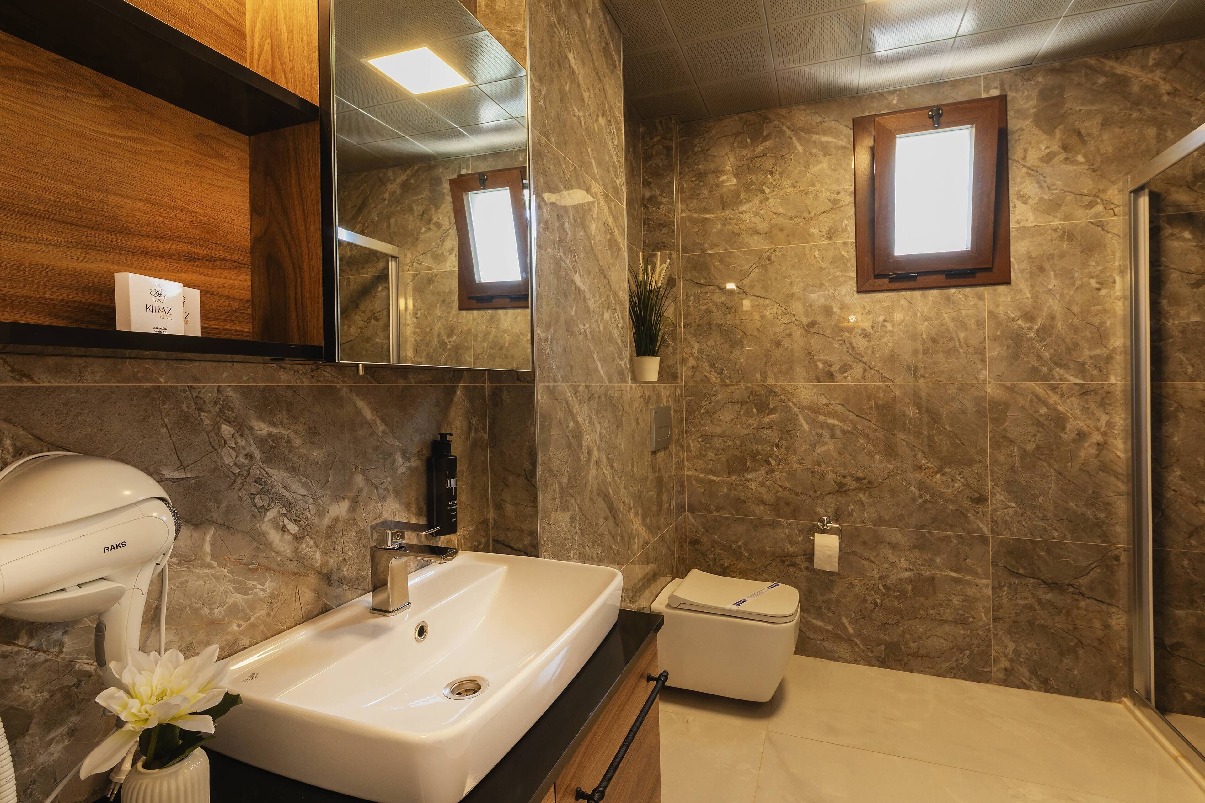 Vela Grand Room | Baño | Ducha, secador de pelo, zapatillas y toallas