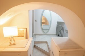 A modern interior with a white arched doorway leading to a bedroom. - La Casa di Ale in Chiaja: a comfortable and modern apartment in the heart of the city. (Napoli)
