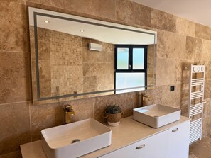 A bathroom with two sinks, a large mirror, and a towel rack. - Family Home in Provence (Piolenc)