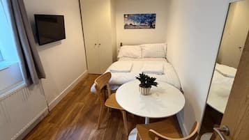1 bedroom, iron/ironing board, free WiFi