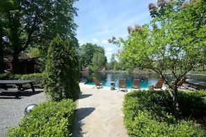Outdoor dining - Serene Glamping Cabin with Luxury Bedding Near Finger Lakes in Ithaca, New York (Ithaca)