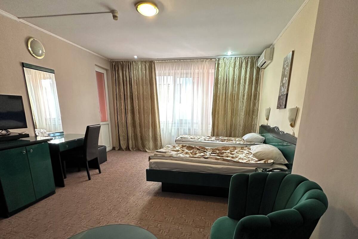 Deluxe Twin Room | In-room safe, desk, laptop workspace, soundproofing