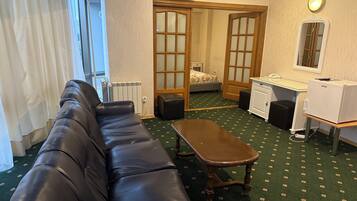 Deluxe Studio Suite, Balcony | Living area