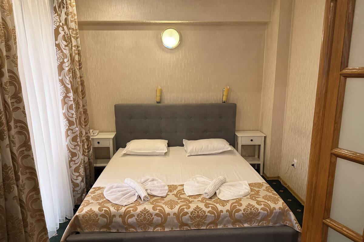 Deluxe Studio Suite, Balcony | In-room safe, desk, laptop workspace, soundproofing