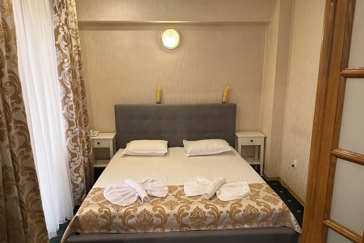 Suite Studio Deluxe, balcon | Coffres-forts dans les chambres, bureau