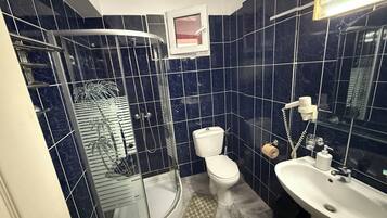 Deluxe Studio Suite, Balcony | Bathroom | Combined shower/bathtub, hair dryer, towels, soap